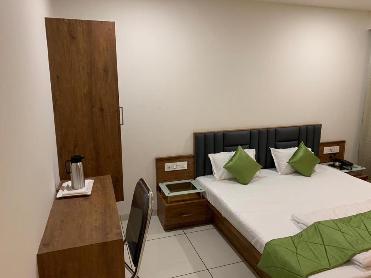 Hotel Satkar Chhatral Extérieur photo
